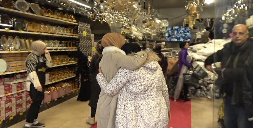 Bursa'da indirim izdihamı! Kadınlar düşe kalka girdiği mağazada birbirlerini ezdi Bursa'da indirim izdihamı! Kadınlar düşe kalka girdiği mağazada birbirlerini ezdi