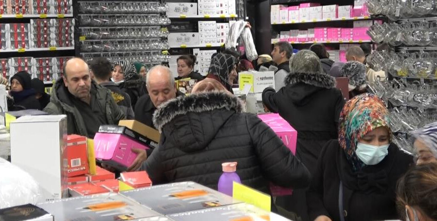 Bursa'da indirim izdihamı! Kadınlar düşe kalka girdiği mağazada birbirlerini ezdi