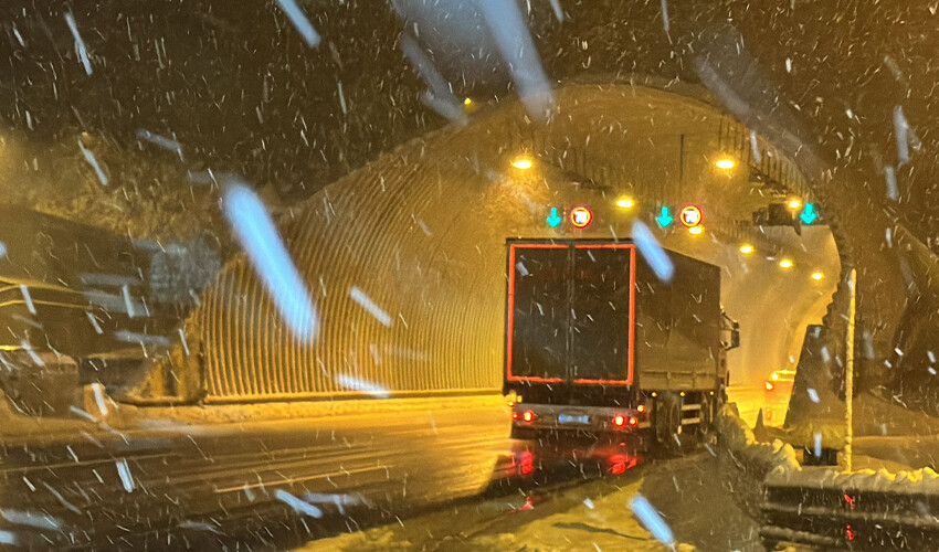 Kar aniden bastırdı... Bolu Dağı’nda görüş mesafesi 40 metreye düştü