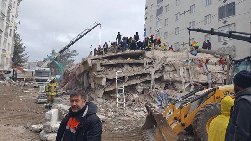 100 kişiye mezar olmuştu! Hisami Apartmanı'nın firari müteahhidi İstiklal'de yakalandı 100 kişiye mezar olmuştu! Hisami Apartmanı'nın firari müteahhidi İstiklal'de yakalandı