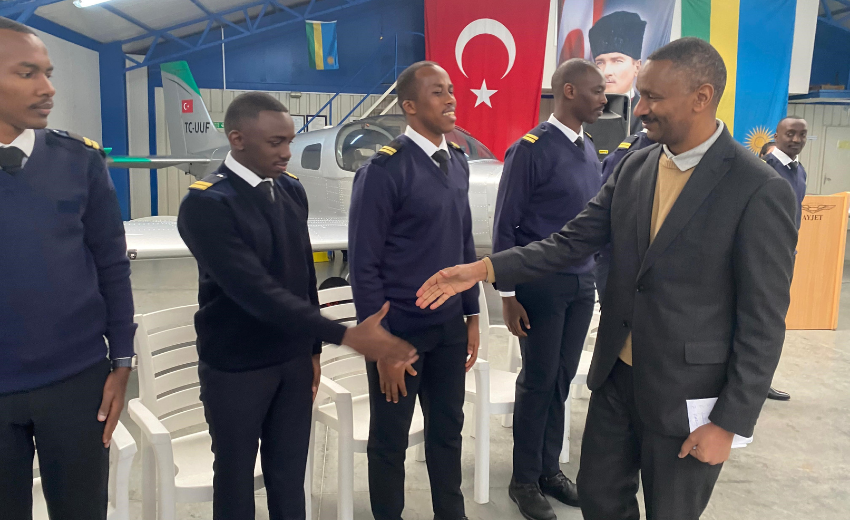 Ruanda'nın en genç kadın pilotu Türkiye'den çıktı