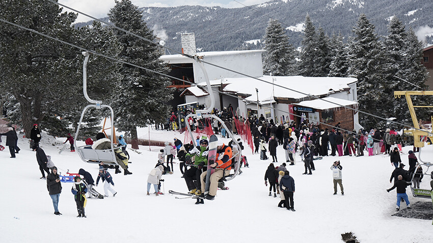 Kış turizmi çileye döndü: Uludağ'da metrelerce teleferik ve telesiyej kuyruğu