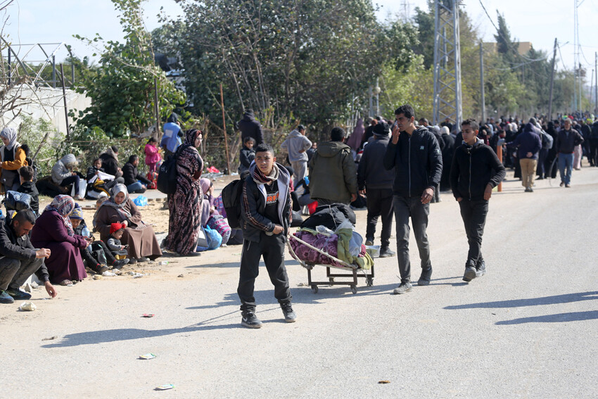İsrail güvenli bölge dediği Han Yunus'u kuşattı: Ölümden bebeğini bisikletin arkasına bağlayarak kaçtı