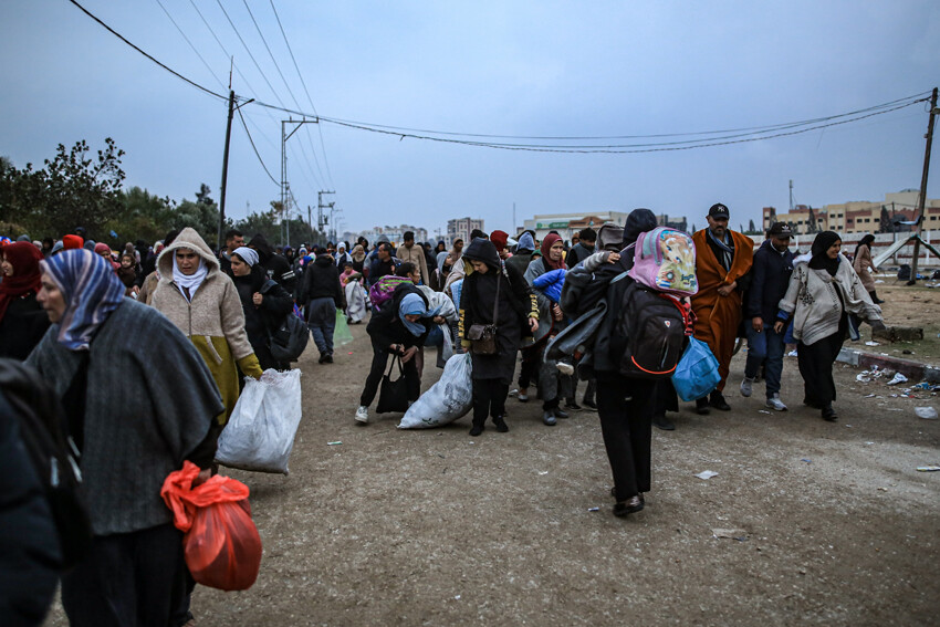 İsrail güvenli bölge dediği Han Yunus'u kuşattı: Ölümden bebeğini bisikletin arkasına bağlayarak kaçtı