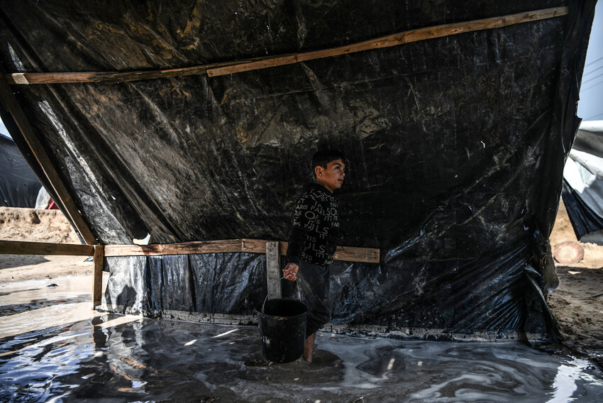 İsrail güvenli bölge dediği Han Yunus'u kuşattı: Ölümden bebeğini bisikletin arkasına bağlayarak kaçtı