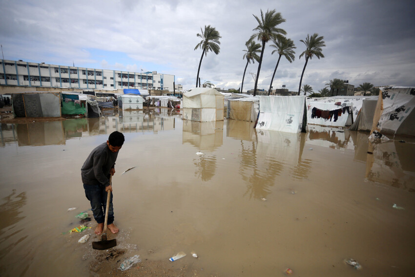İsrail güvenli bölge dediği Han Yunus'u kuşattı: Ölümden bebeğini bisikletin arkasına bağlayarak kaçtı