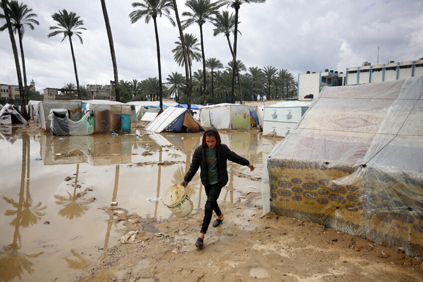 İsrail güvenli bölge dediği Han Yunus'u kuşattı: Ölümden bebeğini bisikletin arkasına bağlayarak kaçtı