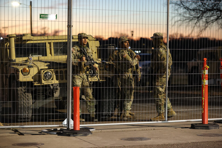 Teksas sınırlara asker dizerek ABD hükümetine meydan okuyor Teksas sınırlara asker dizerek ABD hükümetine meydan okuyor
