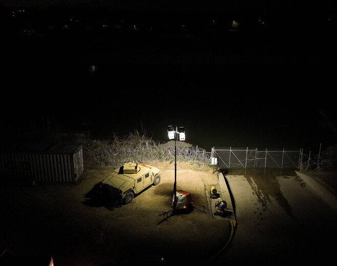 Teksas sınırlara asker dizerek ABD hükümetine meydan okuyor Teksas sınırlara asker dizerek ABD hükümetine meydan okuyor