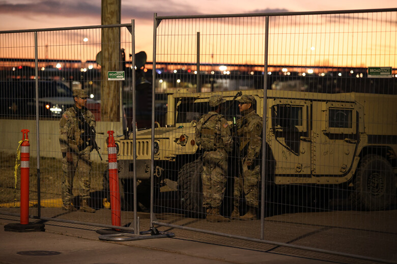 Teksas sınırlara asker dizerek ABD hükümetine meydan okuyor Teksas sınırlara asker dizerek ABD hükümetine meydan okuyor