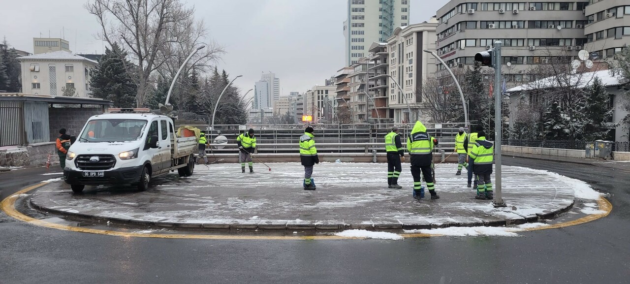 Ankara yeni güne karla uyandı: Kent beyaza büründü Ankara yeni güne karla uyandı: Kent beyaza büründü