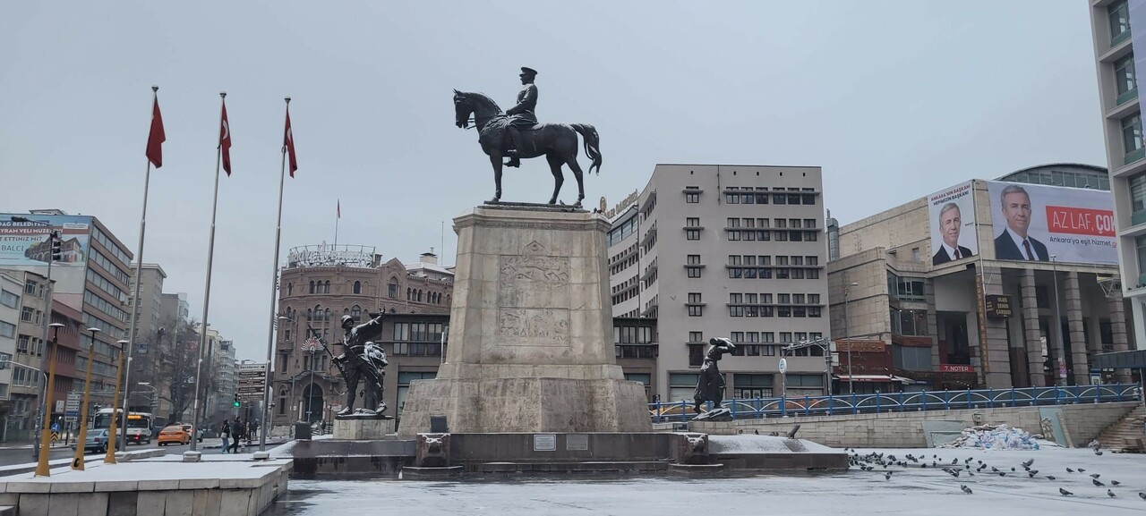 Ankara yeni güne karla uyandı: Kent beyaza büründü Ankara yeni güne karla uyandı: Kent beyaza büründü