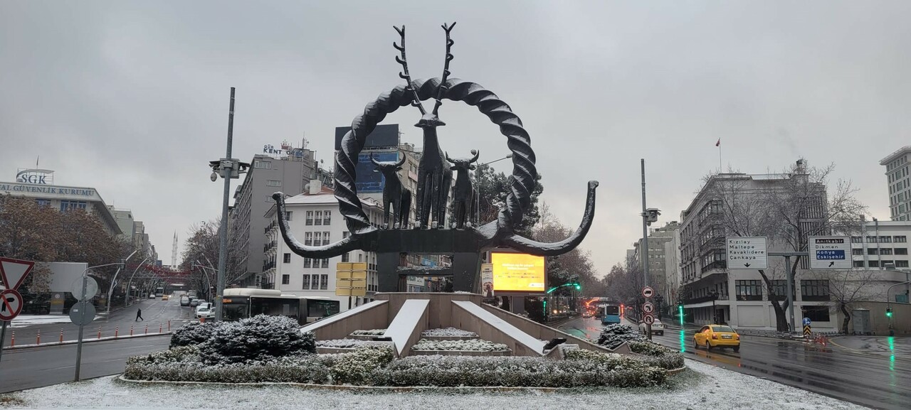 Ankara yeni güne karla uyandı: Kent beyaza büründü Ankara yeni güne karla uyandı: Kent beyaza büründü