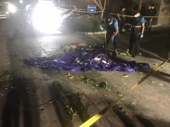 Tayland'da 30 katlı binadan atlayan paraşütçü yere çakıldı