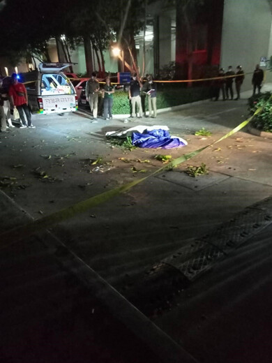 Tayland'da 30 katlı binadan atlayan paraşütçü yere çakıldı