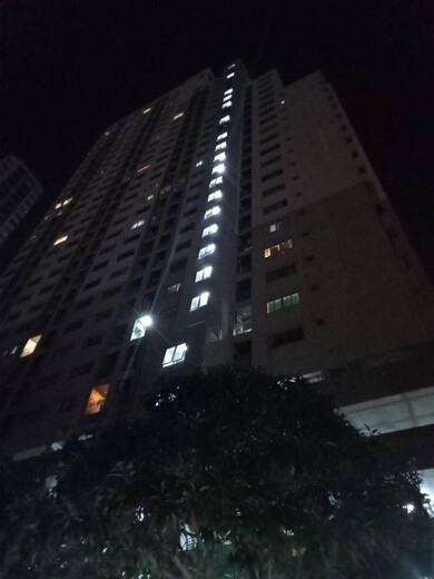 Tayland'da 30 katlı binadan atlayan paraşütçü yere çakıldı