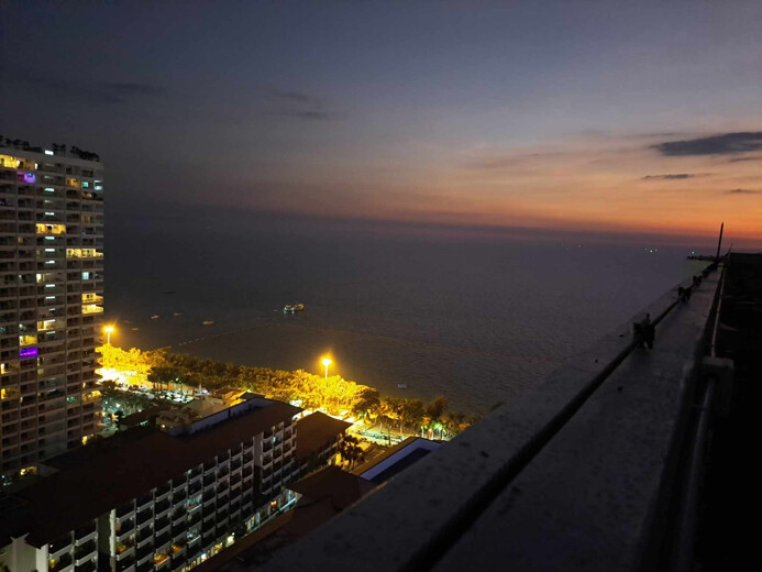 Tayland'da 30 katlı binadan atlayan paraşütçü yere çakıldı