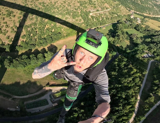 Tayland'da 30 katlı binadan atlayan paraşütçü yere çakıldı