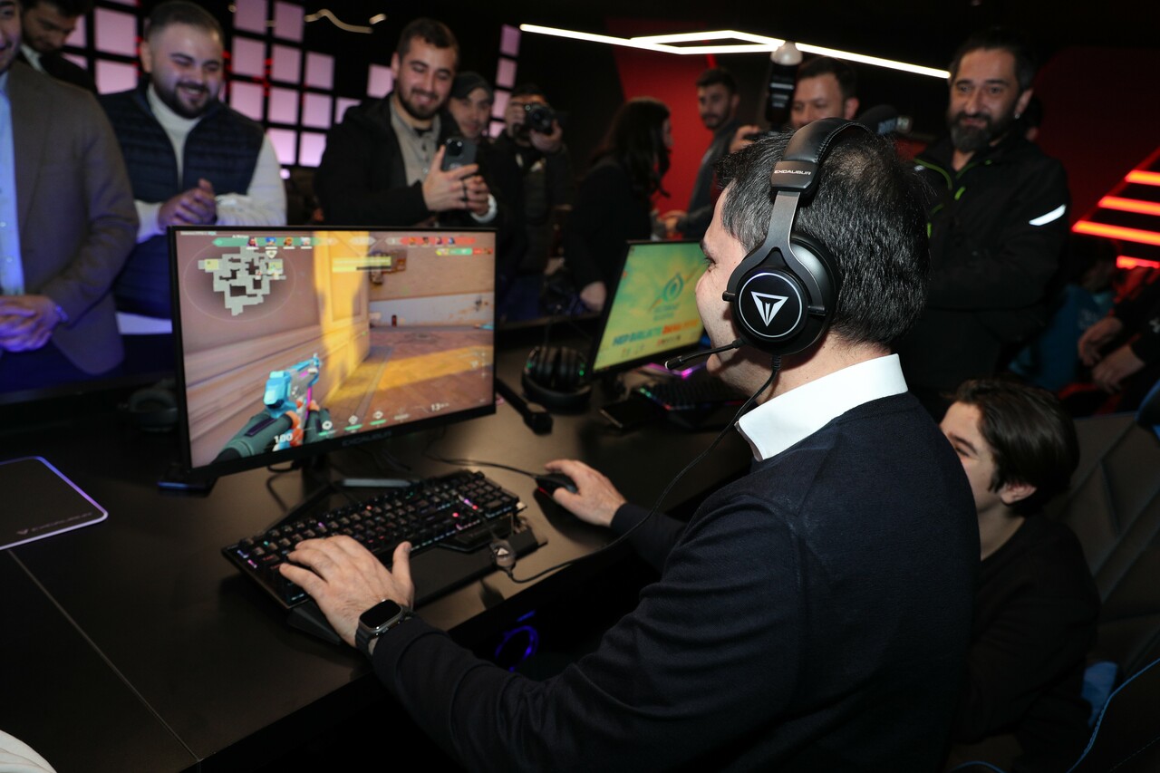 Murat Kurum, Valorant'ta 'headshot' attı! e-sporculardan alkışlı destek: Helal be