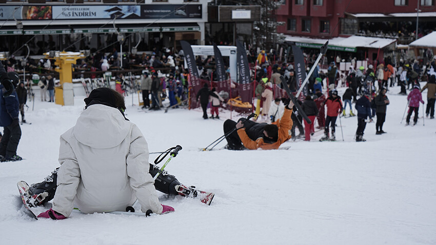 Kış turizmi çileye döndü: Uludağ'da metrelerce teleferik ve telesiyej kuyruğu