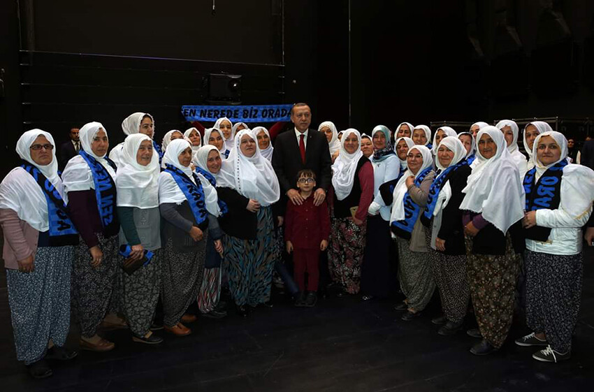 AK Parti'nin Mihalgazi'de 'başkan' tercihi değişmedi: Şalvarı ve yaşmağıyla yeniden sahneye çıktı