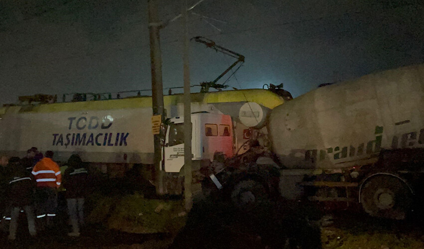 Tekirdağ’da beton mikseri, yolcu trenine çarptı Tekirdağ’da beton mikseri, yolcu trenine çarptı