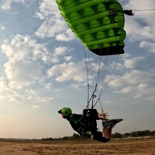 Adrenalin tutkusu sonu oldu! İngiliz paraşütçü, 30 katlı binadan çakıldı