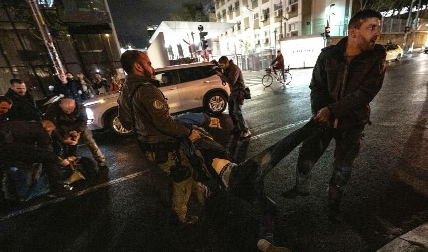 İsrail sokakları karıştı! Erken seçim isteyip, 'soykırıma hayır' dediler