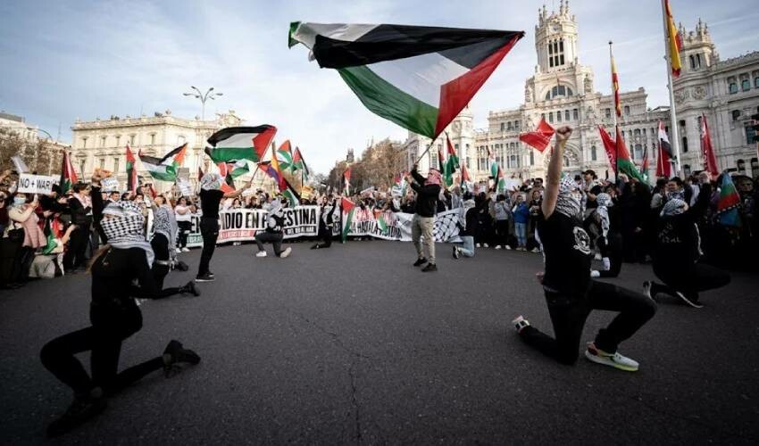 Avrupa'da halk 'Filistin' için sokaklara indi: Savaş değil, soykırım!