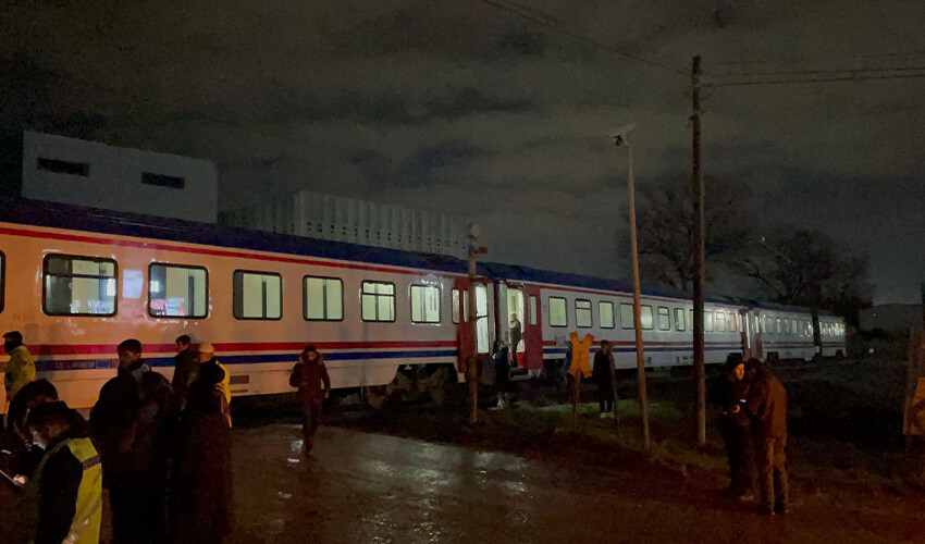 Tekirdağ’da beton mikseri, yolcu trenine çarptı Tekirdağ’da beton mikseri, yolcu trenine çarptı