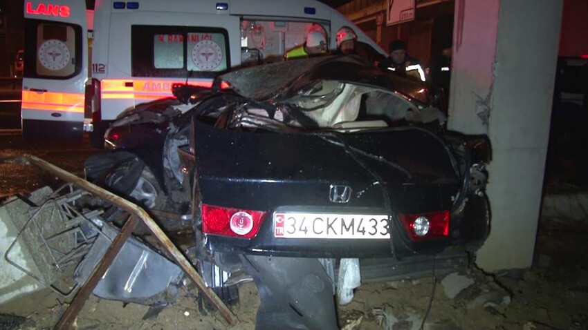 Kartal'da kontrolden çıkan araç üst geçidin direğine çarptı: İki kardeşten biri öldü diğeri yaralı