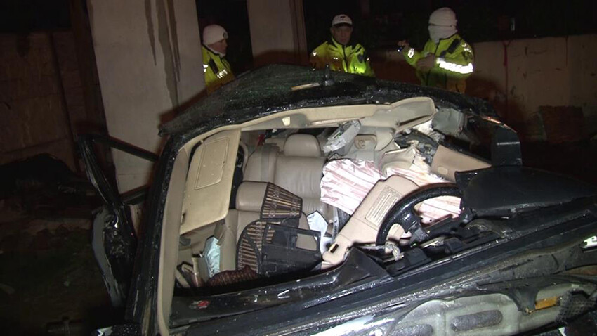 Kartal'da kontrolden çıkan araç üst geçidin direğine çarptı: İki kardeşten biri öldü diğeri yaralı