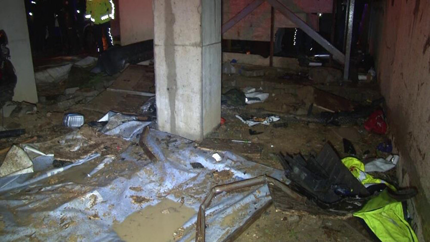 Kartal'da kontrolden çıkan araç üst geçidin direğine çarptı: İki kardeşten biri öldü diğeri yaralı