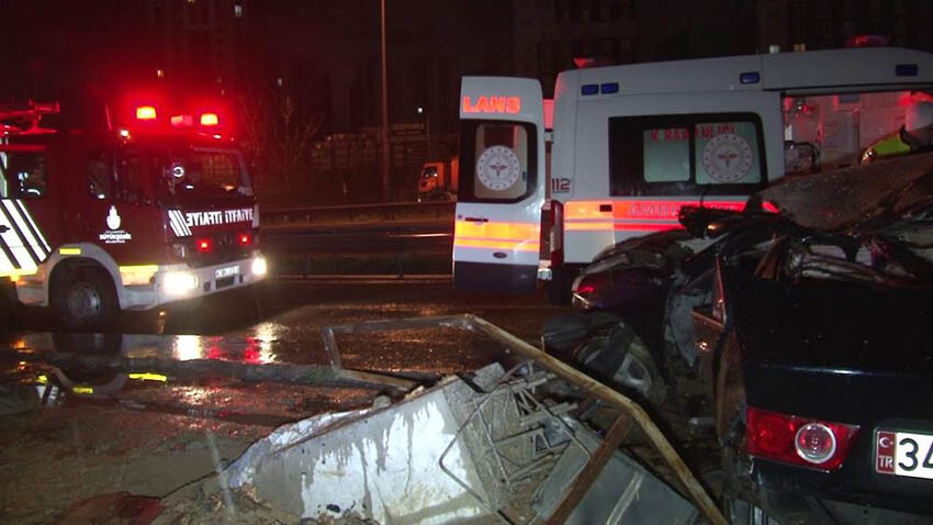 Kartal'da kontrolden çıkan araç üst geçidin direğine çarptı: İki kardeşten biri öldü diğeri yaralı