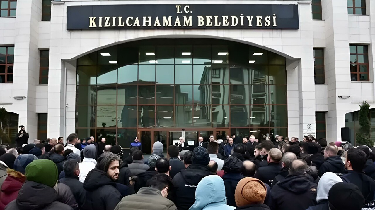 AK Partili belediyede rekor zam sevinci! İşçiler başkanı alkışlarla karşıladı AK Partili belediyede rekor zam sevinci! İşçiler başkanı alkışlarla karşıladı