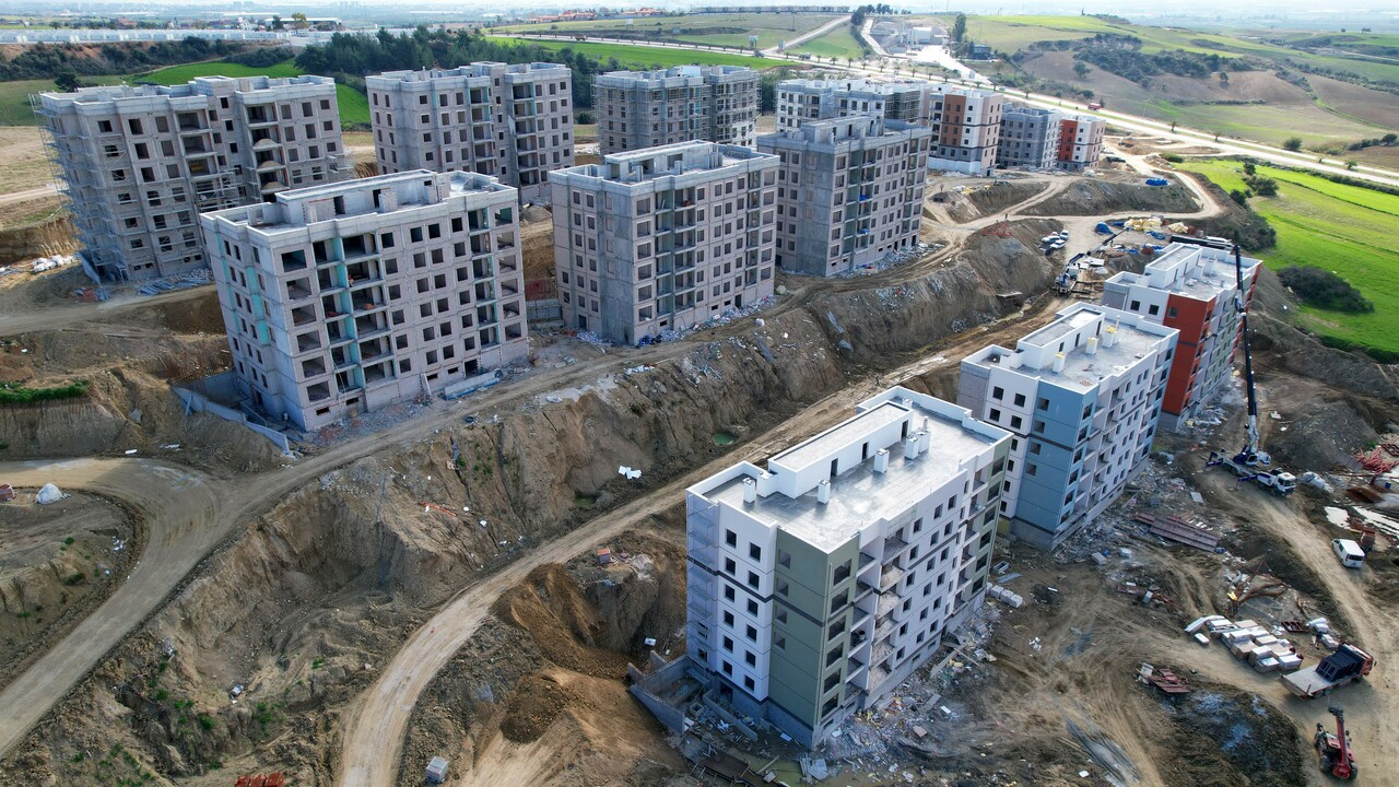 Depremzedeler 6 Şubat'tan önce yeni evlerine kavuşacak