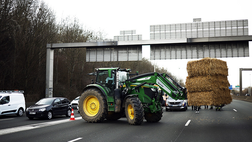 Fransa alev alev, başkent abluka altında! Çiftçiler Paris'e giden tüm yolları kapattı