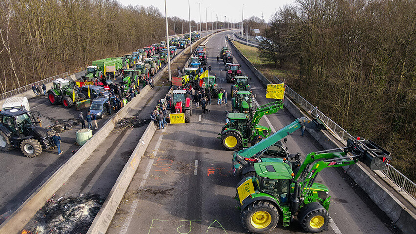 Fransa alev alev, başkent abluka altında! Çiftçiler Paris'e giden tüm yolları kapattı