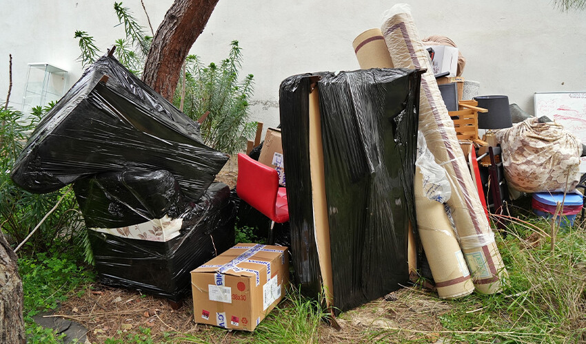 Dakikalar içinde hem evlerini hem eşyalarını kaybettiler... Sokakta kalan anne ve kızları gözyaşlarına boğuldu