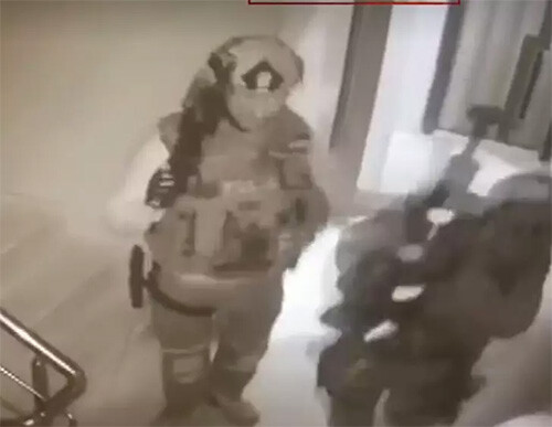 Kapı koçbaşlarıyla kırıldı! Maskeli kilise saldırganlarının yakalanma görüntüleri ortaya çıktı Kapı koçbaşlarıyla kırıldı! Maskeli kilise saldırganlarının yakalanma görüntüleri ortaya çıktı