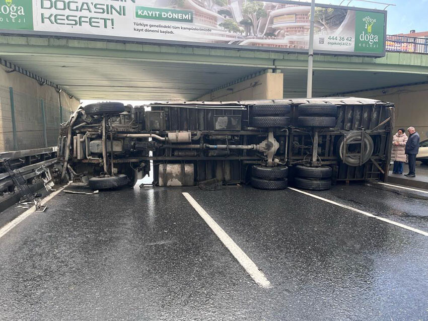 İstanbul trafiğini felç eden kaza! Beylikdüzü E-5 yolunda kamyon devrildi, yol kapandı