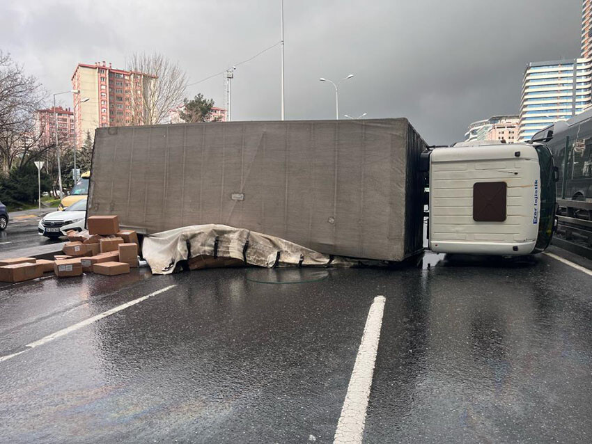 İstanbul trafiğini felç eden kaza! Beylikdüzü E-5 yolunda kamyon devrildi, yol kapandı