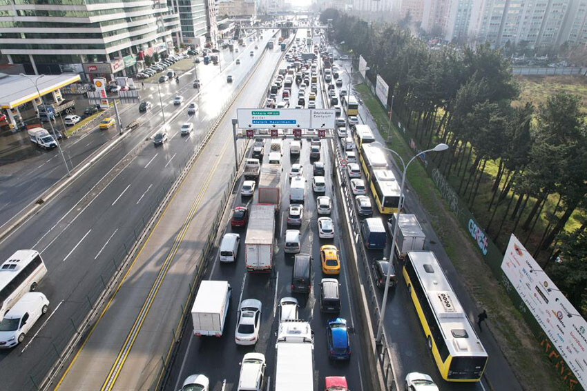 İstanbul trafiğini felç eden kaza! Beylikdüzü E-5 yolunda kamyon devrildi, yol kapandı