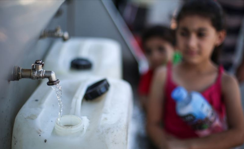 İsrail'in susuz bıraktığı Gazzeliler kirli su içmek zorunda İsrail'in susuz bıraktığı Gazzeliler kirli su içmek zorunda