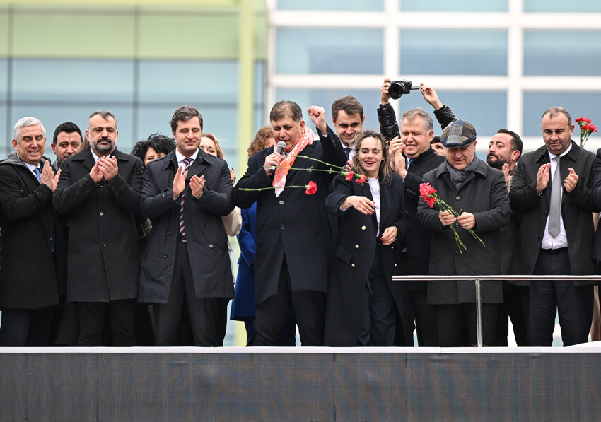 CHP'nin İzmir adayı Cemil Tugay'a coşkulu karşılama