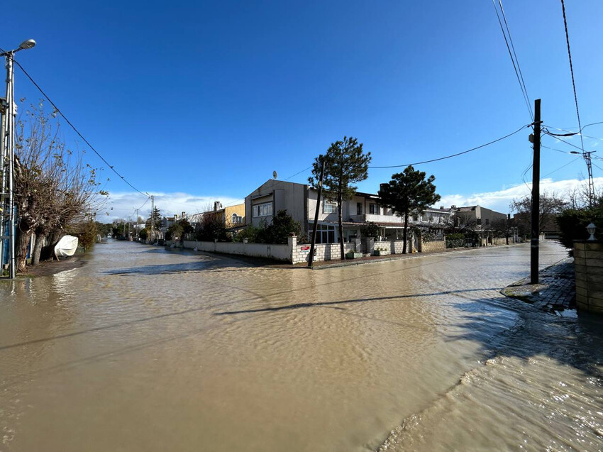 Silivri'de dere taştı, sokaklar göle döndü