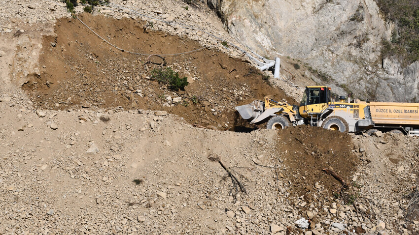 Düzce'de korkutan manzara! 6 yolun bağlantısı tıkandı