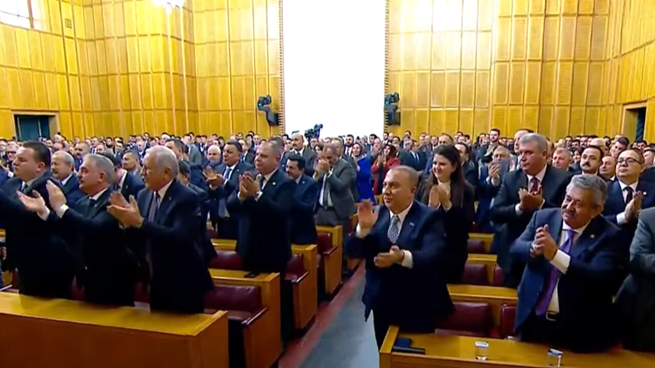 Bahçeli'nin sözleri ayakta alkışlandı: 2015'te başbakanlık teklif edildi, elimin tersiyle ittim