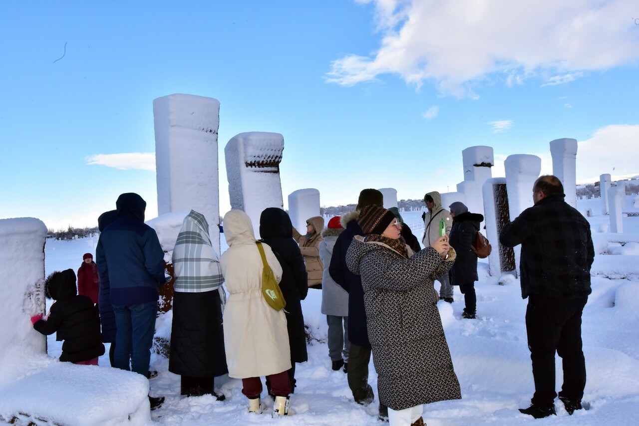 Karla bütünleşen Ahlat Selçuklu Meydan Mezarlığı akın akın ziyaret ediliyor Karla bütünleşen Ahlat Selçuklu Meydan Mezarlığı akın akın ziyaret ediliyor