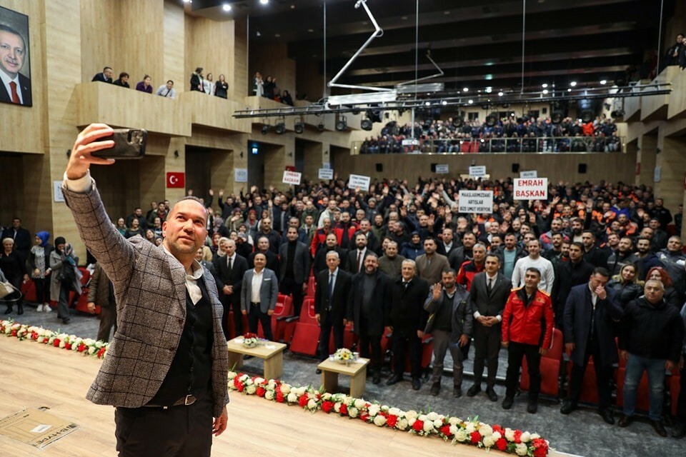 AK Partili belediyeden işçilere yüzde 71 zam! Başkanı omuzlarında taşıdılar AK Partili belediyeden işçilere yüzde 71 zam! Başkanı omuzlarında taşıdılar